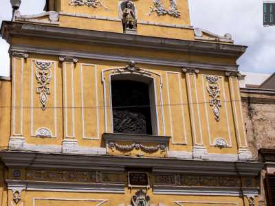 ...il secondo che accoglie una scultura a bassorilievo raffigurante la Piet�...